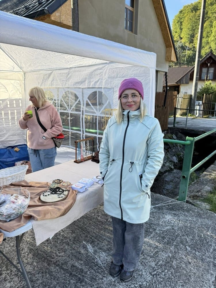 Dominika Polacká pri svojom prvom stánku na trhoch v Trebichave